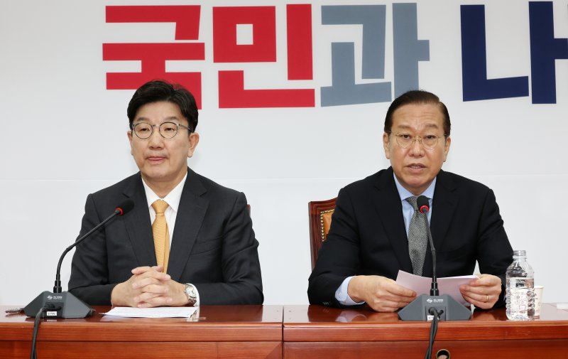 [서울=뉴시스] 조성우 기자 = 권영세(오른쪽) 국민의힘 비상대책위원장이 24일 서울 여의도 국회에서 열린 한덕수 국무총리 탄핵 기각 관련 기자회견에서 발언하고 있다. 왼쪽은 권성동 원내대표. 2025.03.24. xconfind@newsis.com