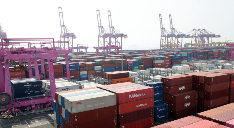 [인천=뉴시스] 전진환 기자 = 인천 연수구 인천신항 컨테이너 터미널에서 컨네이너가 쌓여 있다. 2025.02.02. amin2@newsis.com