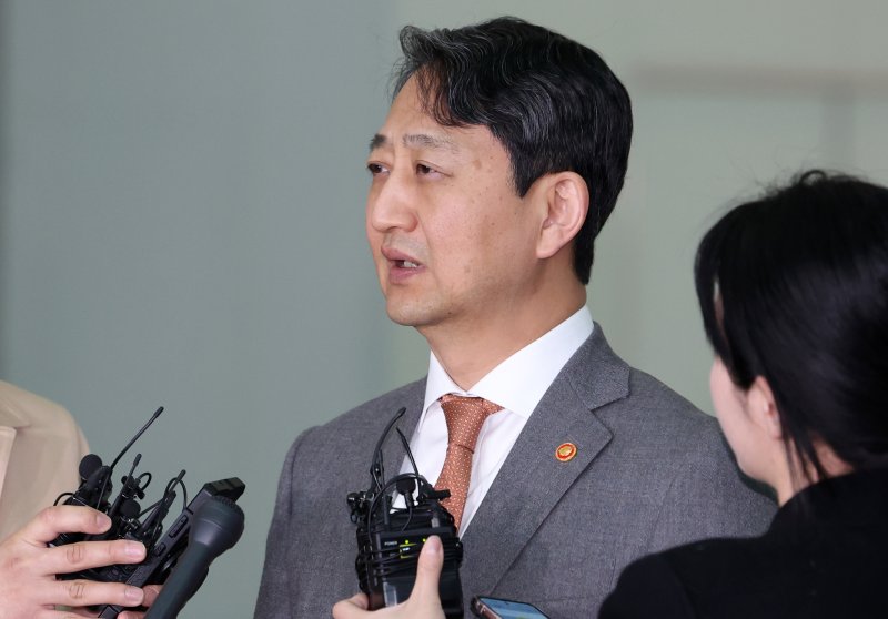 [인천공항=뉴시스] 이영환 기자 = 취재진의 질문에 답변하는 안덕근 산업통상자원부 장관. 2025.03.19. 20hwan@newsis.com