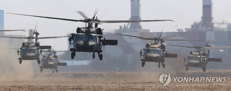 기동하는 UH-60 블랙호크 헬기들 (출처=연합뉴스)