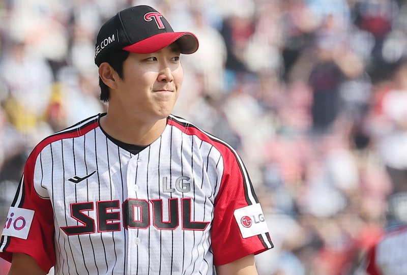 23일 서울 송파구 잠실야구장에서 열린 '2025 신한 SOL 뱅크 KBO리그' 롯데 자이언츠와 LG 트윈스의 경기, LG 선발 손주영이 4회초 2사 호수비를 보여준 홍창기를 보며 미소 짓고 있다. 2025.3.23/뉴스1 ⓒ News1 김진환 기자