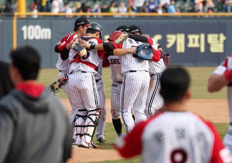 [서울=뉴시스] 김명년 기자 = 지난 23일 오후 서울 송파구 잠실야구장에서 열린 프로야구 2025 KBO리그 롯데 자이언츠 대 LG 트윈스의 경기, 10-2로 승리한 LG 선수들이 자축하고 있다. 2025.03.23. kmn@newsis.com