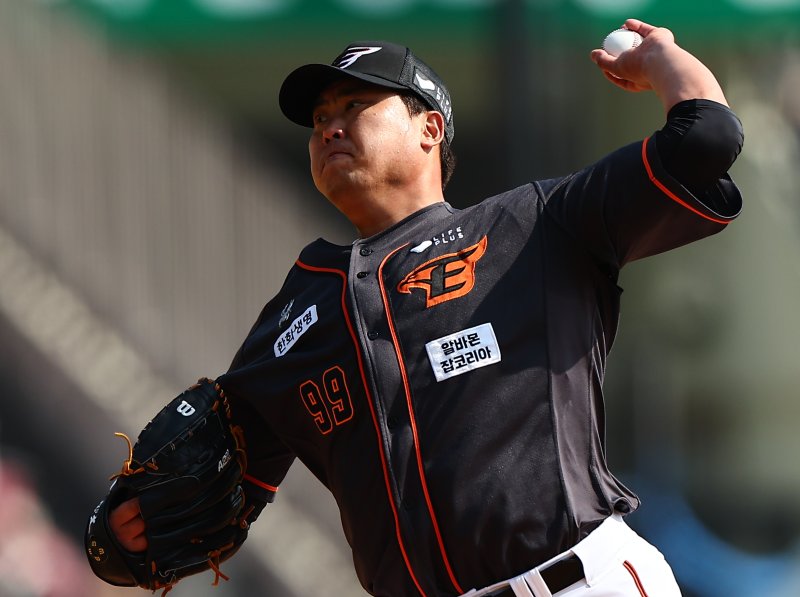 [서울=뉴시스] 김근수 기자 = 지난해 3월23일 서울 송파구 잠실야구장에서 열린 2024 신한은행 SOL KBO리그 LG트윈스 대 한화이글스의 개막전 경기, 3회말 한화이글스 선발투수 류현진이 역투하고 있다. 2024.03.23. ks@newsis.com