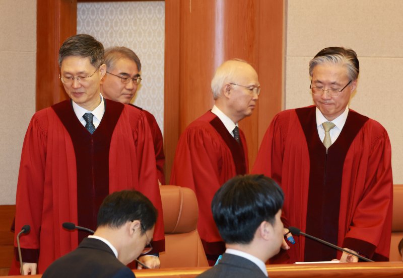 24일 서울 종로구 헌법재판소 대심판정에서 열린 한덕수 국무총리 탄핵심판에 헌법재판관들이 입장하고 있다. 헌재는 이날 한 총리에 대한 국회의 탄핵소추를 기각했다. (공동취재) 2025.3.24/뉴스1 ⓒ News1 박정호 기자