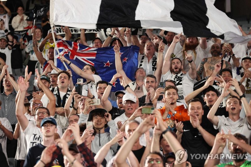 북중미 월드컵 본선 진출 확정 뒤 기뻐하는 뉴질랜드 축구팬들. (출처=연합뉴스)