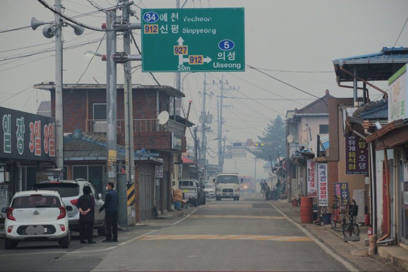 24일 의성 산불 연기가 안평면사무소 하늘을 덮었다. 2025.3.24/뉴스1 ⓒ News1 신성훈 기자