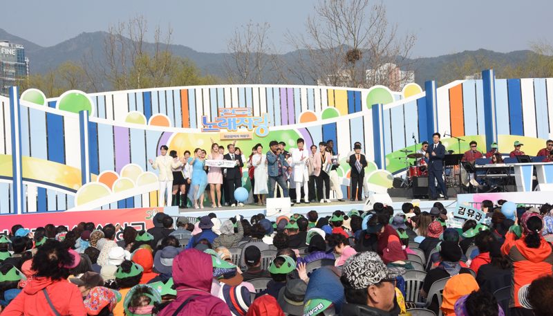 지난 22일 부산 삼락생태공원에서 열린 전국노래자랑 사상구편 현장. 부산 사상구 제공