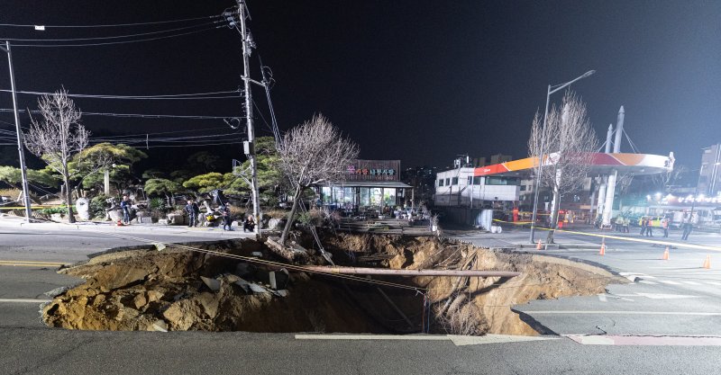 24일 오후 서울 강동구 대명초등학교 인근 사거리에서 싱크홀(땅 꺼짐) 사고가 발생해 현장이 통제되고 있다. 2025.3.24/뉴스1 ⓒ News1 이승배 기자