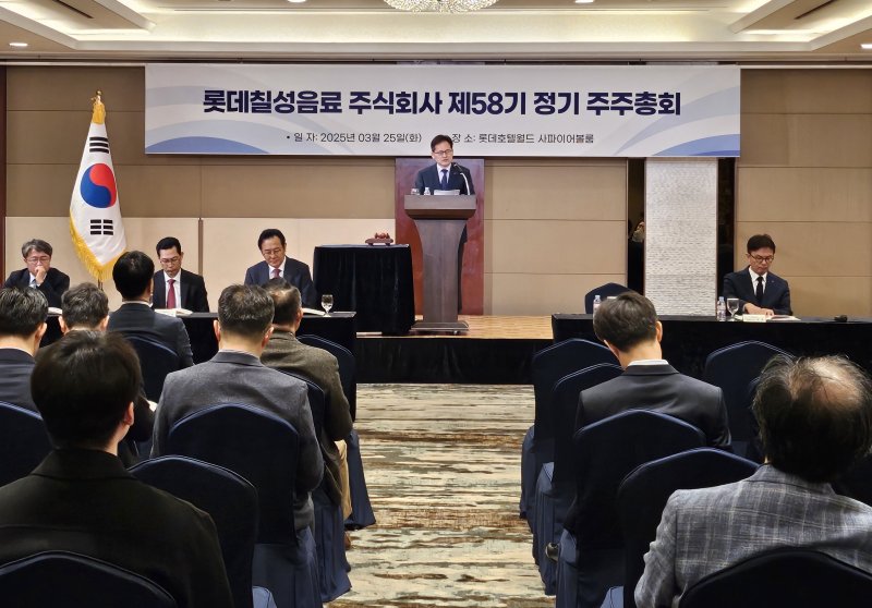 박윤기 롯데칠성음료 대표이사가 25일 서울 송파구 롯데호텔월드에서 진행된 정기 주주총회에서 인사말을 하고 있다.(롯데칠성음료 제공)