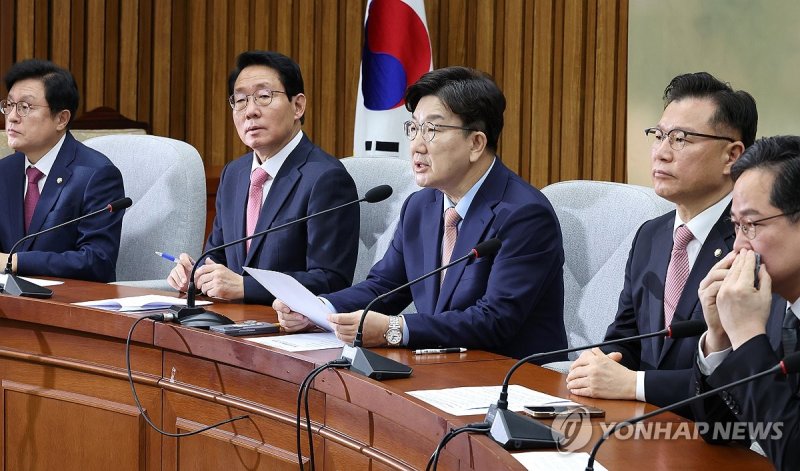 원내대책회의에서 발언하는 권성동 원내대표 (출처=연합뉴스)