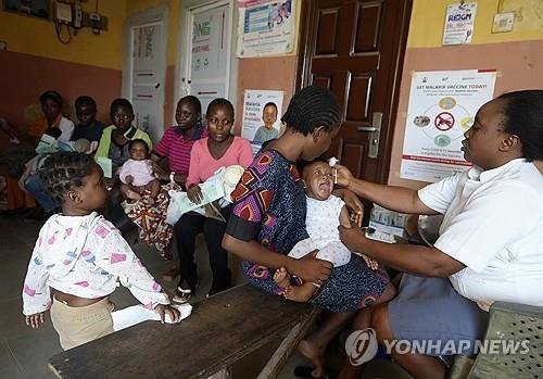 나이지리아 병원에서 백신 접종하는 모습 (출처=연합뉴스)
