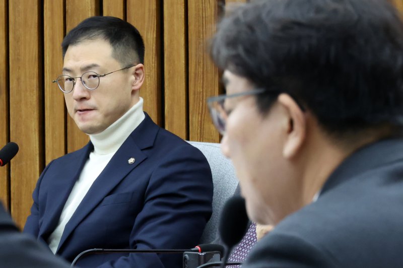 [서울=뉴시스] 조성우 기자 = 김상욱 국민의힘 의원이 17일 오전 서울 여의도 국회에서 열린 원내대책회의에서 권성동 원내대표 발언을 듣고 있다. 2025.01.17. xconfind@newsis.com