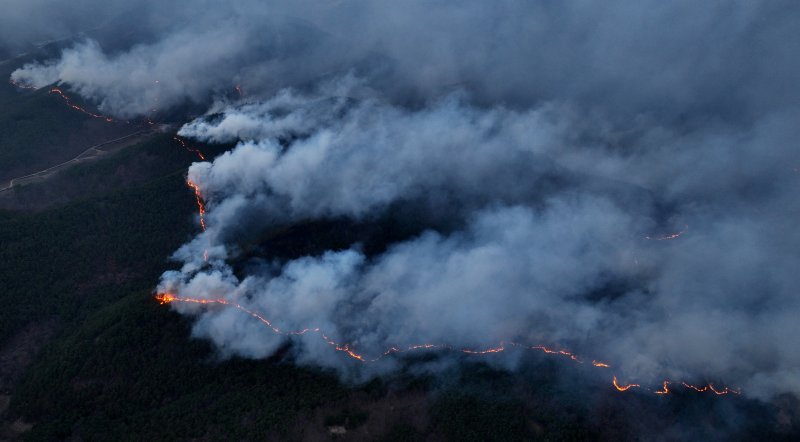 [의성=뉴시스] 이무열 기자 = 경북 의성군 산불 발생 사흘째인 24일 안평면 신원리 한 야산에 산불이 번지고 있다. 2025.03.24. lmy@newsis.com