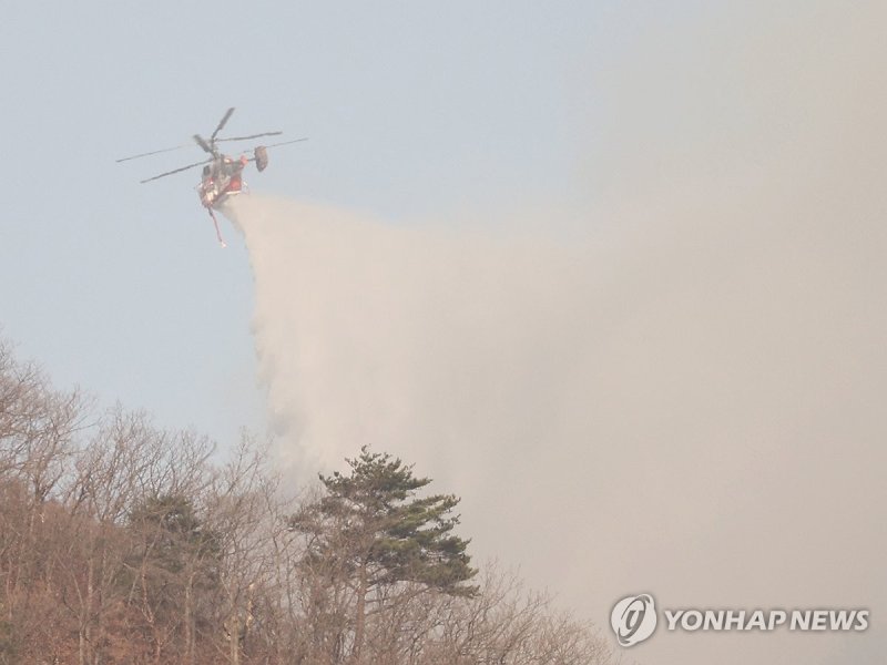 계속되는 울주군 산불 진화 작업 (출처=연합뉴스)