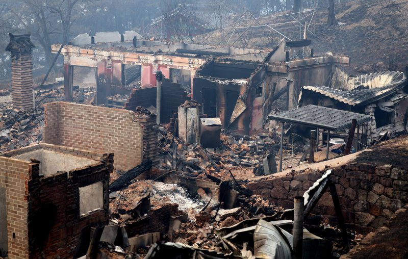 [의성=뉴시스] 이무열 기자 = 경북 의성군 산불 발생 사흘째인 24일 의성군 안평면 신안리 운람사가 산불에 폐허가 되어 있다. 2025.03.24. lmy@newsis.com
