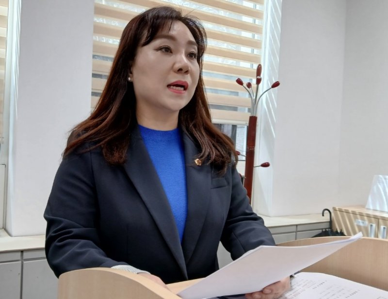 [대전=뉴시스] 조명휘 기자 = 더불어민주당 김민숙·비례) 대전시의원이 25일 오후 대전시의회에서 기자회견을 열고 선거캠프 여직원 성추행 혐의로 재판을 받고 있는 송활섭(무소속·대덕구2) 시의원에 대한 제명을 요구하고 있다. 2025.03.25. joemedia@newsis.com *재판매 및 DB 금지