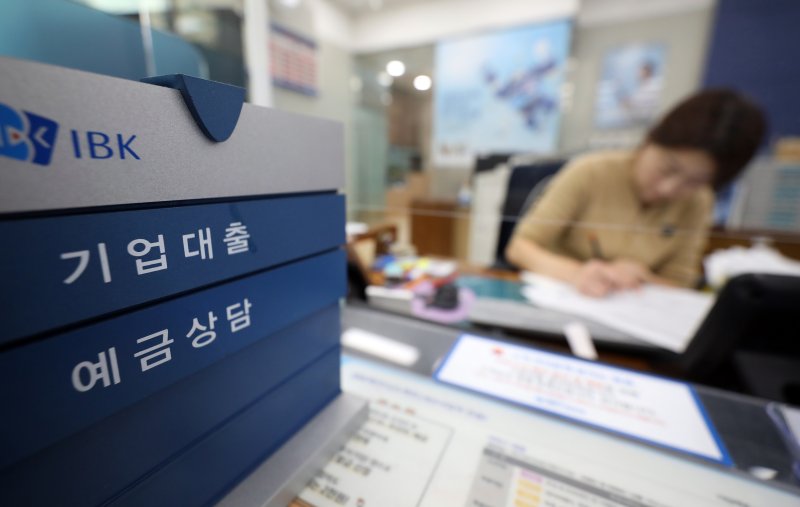 '금품에 해외 골프접대까지' 기업은행 전현직 임직원 공모해 882억원 부당대출