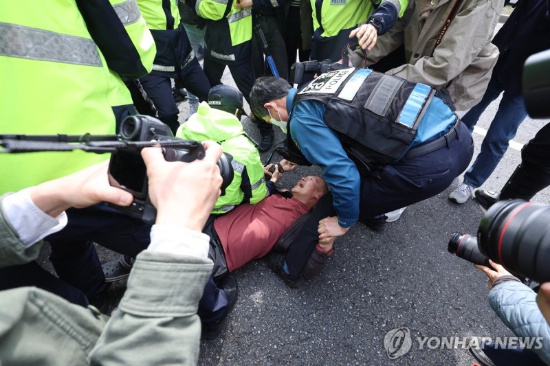 전농 시위자 저지하는 경찰 (출처=연합뉴스)