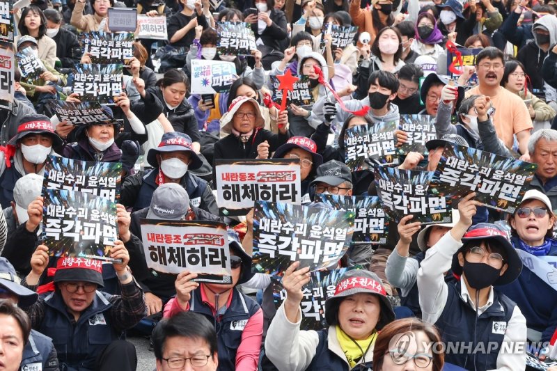 윤석열 대통령 탄핵 촉구하는 전농 회원들 (출처=연합뉴스)