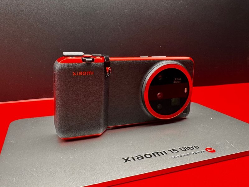 [바르셀로나(스페인)=뉴시스] 심지혜 기자 = 샤포토그래피 키트는 빨간색 시그니처 디자인 링과 함께 촬영 편의성을 높인 다양한 기능을 탑재하고 있다. 이를 스마트폰에 입히면 진짜 카메라처럼 보이도록 했다. 빠른 촬영을 위한 '패스트샷 모드'에 안정적인 그립감을 제공하는 탈착식 엄지 받침대, 전문 카메라처럼 사용할 수 있는 물리적 셔터 버튼이 포함돼 있다. 또한 전문 카메라 렌즈처럼 67mm 필터를 장착할 수 있는 어댑터 링과 본체와 별개로 2000mAh 추가 배터리를 내장하고 있다.