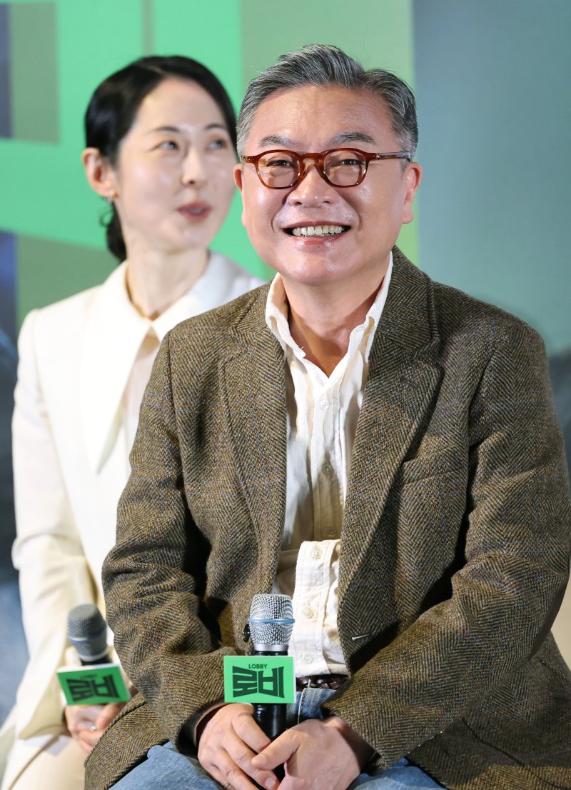 배우 김의성이 25일 오후 서울 용산구 CGV 용산점에서 열린 영화 '로비'(감독 하정우) 언론시사회 및 기자간담회에 참석해 미소를 짓고 있다. ‘로비’는 연구 밖에 모르던 스타트업 대표 창욱이 4조원 규모 국책 사업을 따내기 위해 골프 로비를 시작하면서 벌어지는 이야기를 그린 작품이다. 2025.3.25/뉴스1 ⓒ News1 권현진 기자