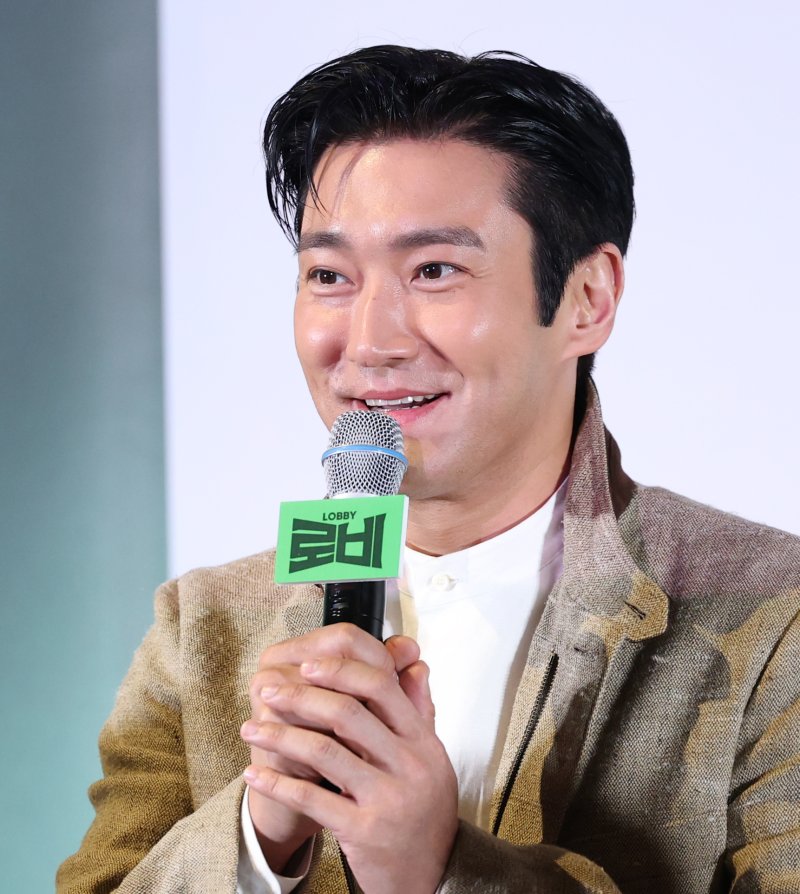 배우 최시원이 25일 오후 서울 용산구 CGV 용산점에서 열린 영화 '로비'(감독 하정우) 언론시사회 및 기자간담회에 참석해 포즈를 취하고 있다. ‘로비’는 연구 밖에 모르던 스타트업 대표 창욱이 4조원 규모 국책 사업을 따내기 위해 골프 로비를 시작하면서 벌어지는 이야기를 그린 작품이다. 2025.3.25/뉴스1 ⓒ News1 권현진 기자