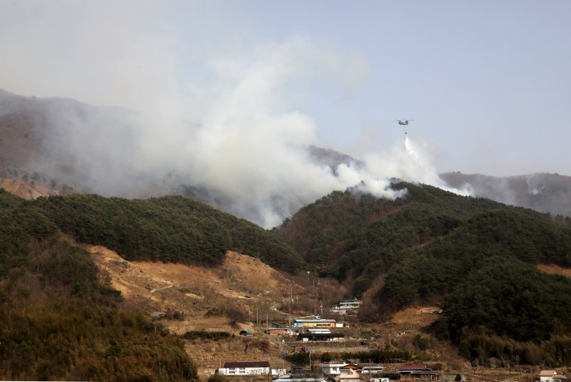 경남 산청 대형 산불 닷새째인 25일 오후 지리산과 인접한 산청군 시천면 구곡산 일대에 산불이 번져 산불진화 헬기가 진화작업을 하고 있다. 2025.3.25/뉴스1 ⓒ News1 윤일지 기자