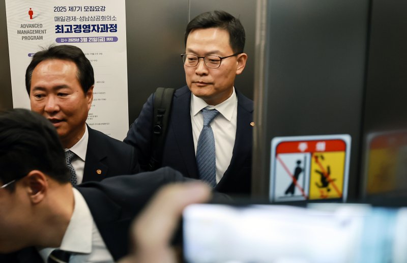 손재일 한화에어로스페이스 사업부문 대표이사가 25일 경기 성남시 성남상공회의소에서 열린 제48기 정기 주주총회가 끝난 뒤 주총장을 빠져나가고 있다. 2025.3.25/뉴스1 ⓒ News1 김진환 기자