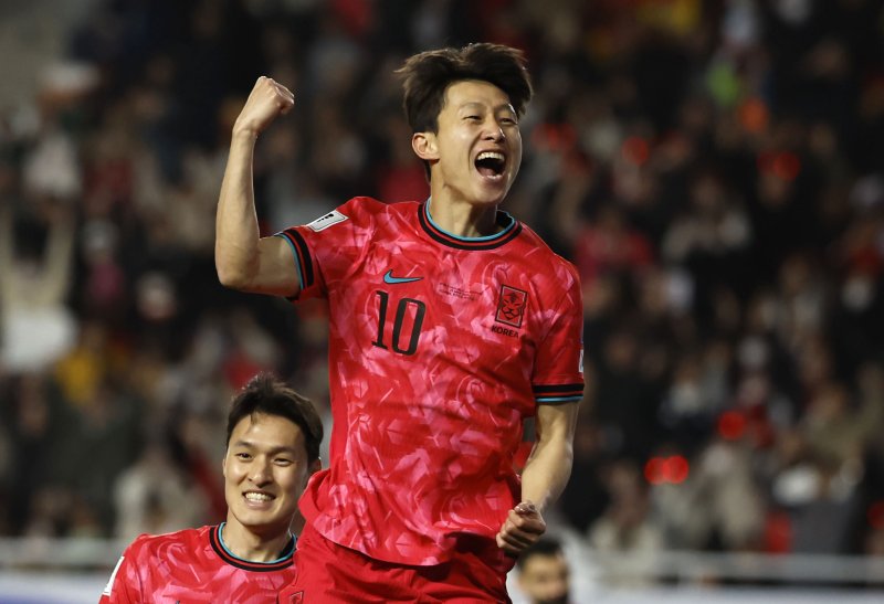 [수원=뉴시스] 정병혁 기자 = 25일 경기 수원시 수원월드컵경기장에서 열린 2026 국제축구연맹(FIFA) 북중미 월드컵 아시아 지역 3차 예선 B조 8차전 대한민국과 요르단의 경기, 대한민국 이재성이 골을 넣은 뒤 기뻐하고 있다. 2025.03.25. jhope@newsis.com