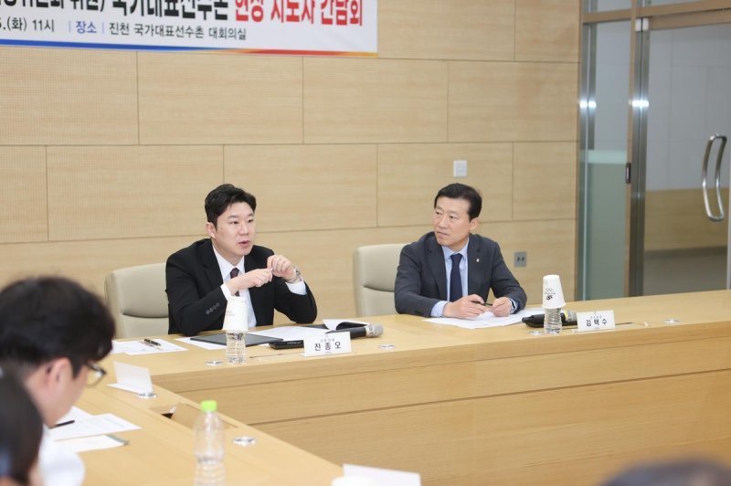 진천선수촌 찾아 현장 지도자 간담회 연 진종오 의원(왼쪽)과 김택수 선수촌장 내정 (출처=연합뉴스)