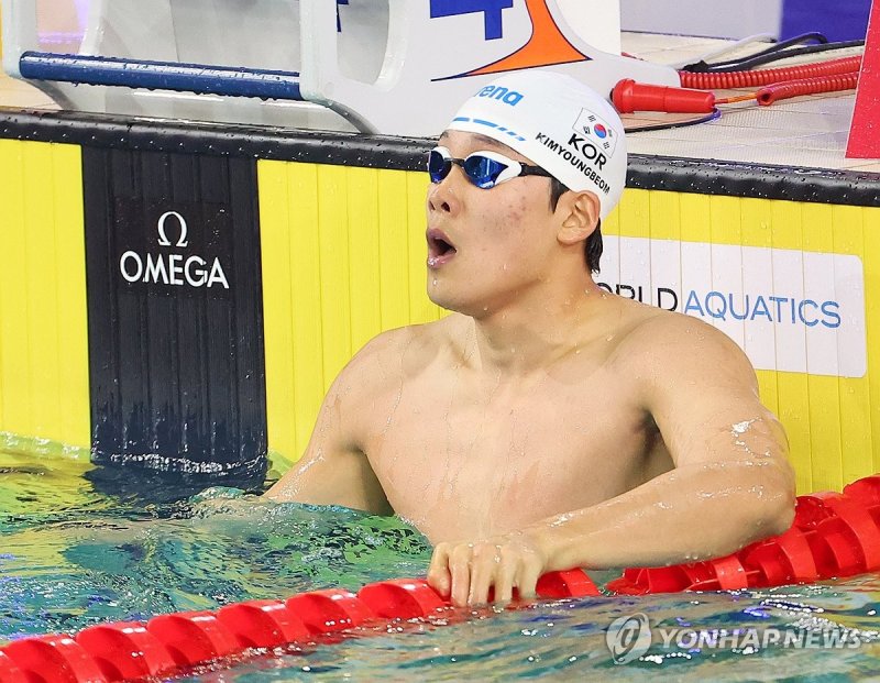 기록 확인하는 김영범 (출처=연합뉴스)