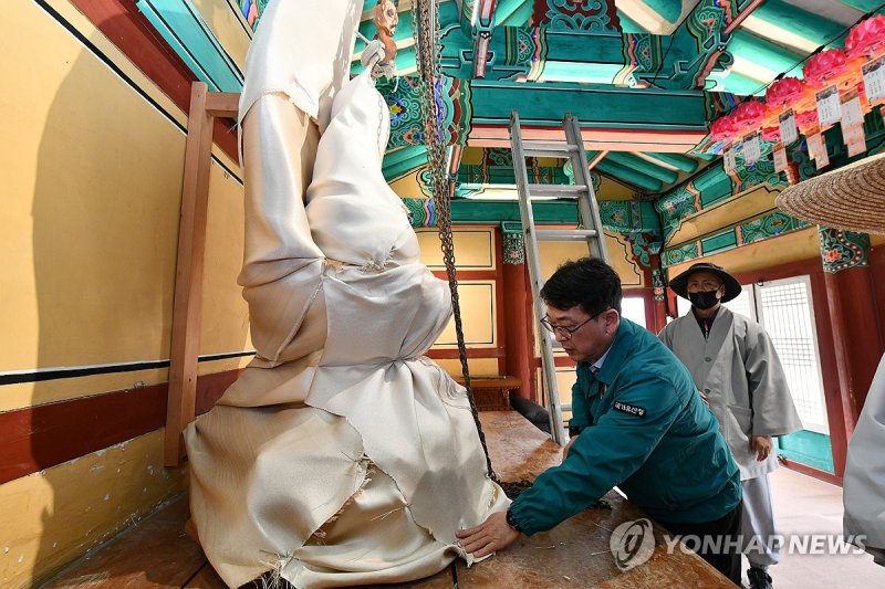 '고운사 석조여래좌상' 확인하는 최응천 국가유산청장 (출처=연합뉴스)