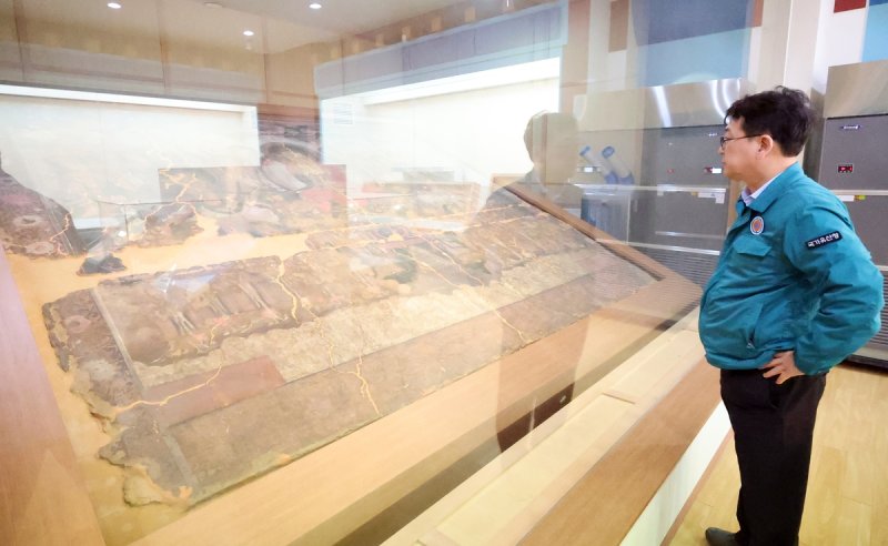 대웅전 벽화 살피는 최응천 국가유산청장 (출처=연합뉴스)