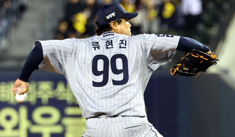 [서울=뉴시스] 박주성 기자 = 25일 오후 서울 송파구 잠실야구장에서 열린 프로야구 2025 KBO리그 한화 이글스 대 LG 트윈스의 경기, 한화 선발 류현진이 6회까지 무실점으로 역투하고 있다. 2025.03.25. park7691@newsis.com