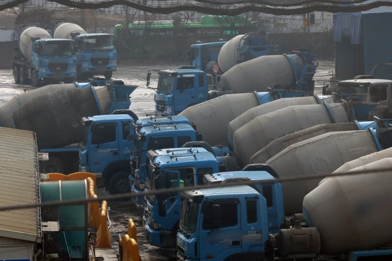 [서울=뉴시스] 김금보 기자 = 건설경기 침체로 인해 올해 시멘트 내수 출하량이 4000만톤(t)에 그칠 것으로 전망되고 있다. 시멘트 내수 출하량이 4000만t까지 떨어지면 1990년 3390만t 이후 역대 두 번째로 낮은 출하량을 기록하게 된다. 사진은 14일 시멘트를 사용하는 서울시내 한 레미콘 공장. 2025.01.14. kgb@newsis.com