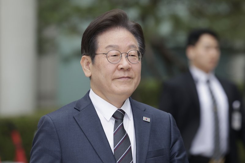 [서울=뉴시스] 최동준 기자 = 이재명 더불어민주당 대표가 지난 25일 서울 서초구 서울중앙지방법원에서 열린 대장동 배임 및 성남FC 뇌물 의혹 오전 공판을 마친 뒤 법원을 나서고 있다. 2025.03.25. photocdj@newsis.com