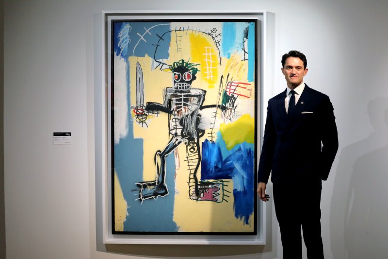 [서울=뉴시스] 박진희 기자 = 프란시스 벨린(Francis Belin) 크리스티 아시아 태평양 총괄 사장이 4일 서울 용산구 현대카드 스토리지에서 크리스티와 현대카드가 선보이는 '헤즈 온: 바스키아 & 워홀(Heads On: Basquiat & Warhol) 전시에 참석하여 장 미셸 바스키아(Jean-Michel Basquiat)의 작품 ‘전사’(Warrior) 옆에서 사진촬영을 하고 있다. 작품 ‘전사’(Warrior)는 2021년 크리스티 홍콩 경매에서 당시 환율로 약 472억원에 판매돼 현재까지 아시아 경매에서 거래된 서양 