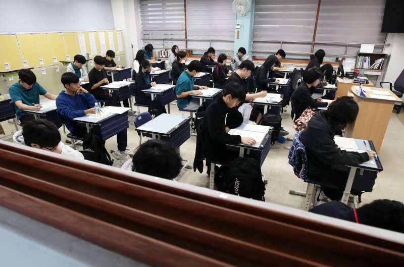 서울 관악구 당곡고등학교에서 고3 수험생들이 시험을 치르고 있다. /뉴스1 ⓒ News1 오대일 기자