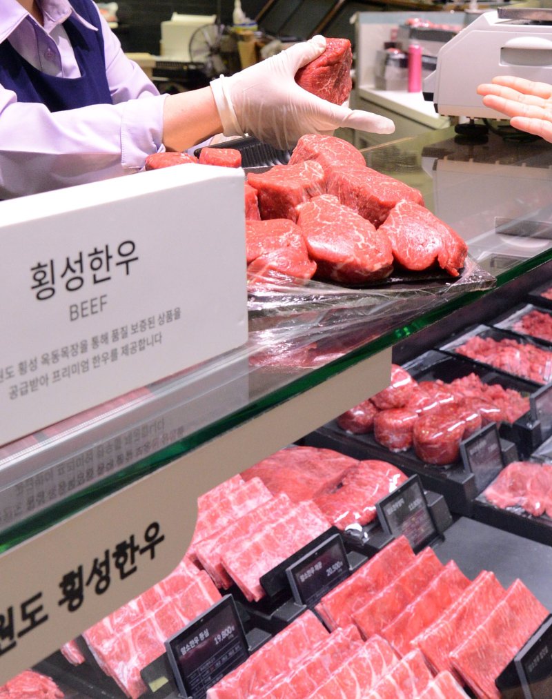 롯데백화점 부산본점은 오는 28일부터 4월 3일까지 백화점 지하2층 식품관에서 '제1회 축산물 박람회'를 개최한다고 26일 밝혔다. 롯데백화점 제공