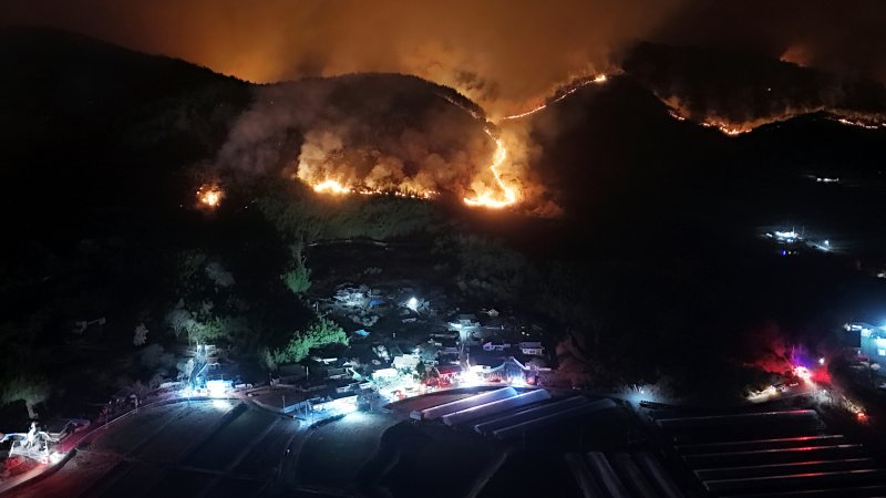 [하동=뉴시스] 차용현 기자 = 26일 새벽 지난 21일 경남 산청군에서 발생한 대형 산불이 산등성이를 타고 하동군 옥종면 안계마을 인근으로 확산되면서 소방당국을 긴장케 하고 있다. 2025.03.26. con@newsis.com