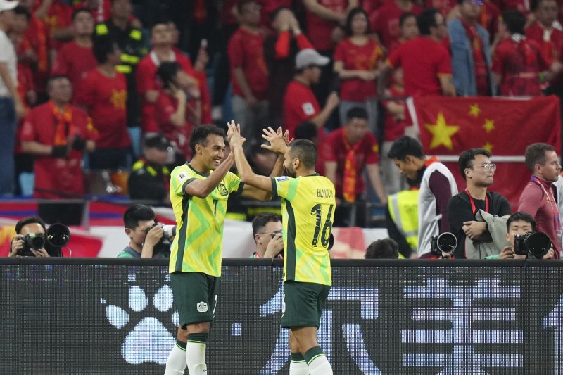 [항저우=AP/뉴시스] 호주의 니산 벨루필라이(왼쪽)가 25일(현지 시간) 중국 저장성 항저우 올림픽 스포츠센터 경기장에서 열린 2026 국제축구연맹(FIFA) 북중미 월드컵 아시아 지역 3차 예선 C조 8차전 중국과 경기 전반 29분 추가 골을 넣고 동료와 기뻐하고 있다. 호주가 2-0으로 앞서며 전반을 마쳤다. 2025.03.25.