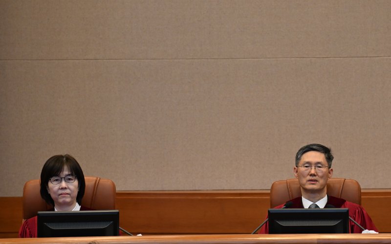 문형배 헌법재판소장 직무대행과 이미선 재판관이 20일 오후 서울 종로구 헌법재판소에서 열린 윤석열 대통령 탄핵심판 10차 변론에 자리하고 있다. 2025.2.20/뉴스1 ⓒ News1 사진공동취재단