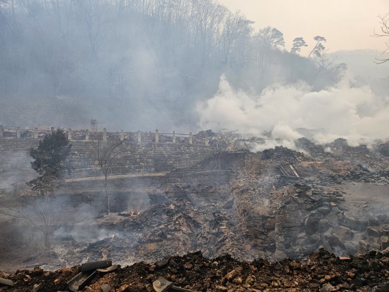 [의성=뉴시스] 의성산불로 소실된 고운사 우화루(보물). 2025.03.26. (사진=독자 제공) photo@newsis.com *재판매 및 DB 금지