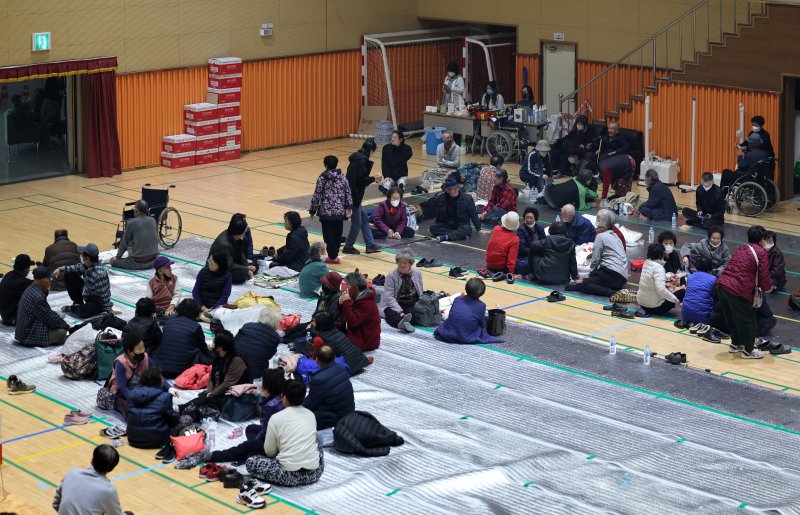 [영덕=뉴시스] 이무열 기자 = 26일 경북 영덕군 영덕국민체육센터 대피소에서 산불로 인해 대피한 주민들이 휴식을 취하고 있다. 2025.03.26. lmy@newsis.com