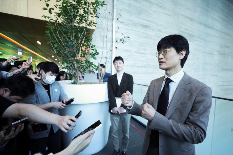 [성남=뉴시스] 이해진 네이버 창업자가 26일 오전 경기 성남시 그린팩토리(네이버 제1사옥)에서 열린 네이버 제26기 정기 주주총회 후 취재진 질문에 답하고 있다. (사진=네이버 제공)