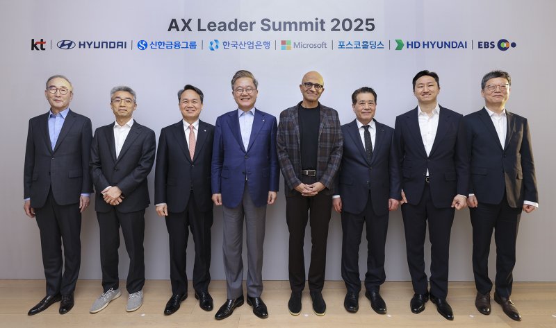 지난 25일 KT가 서울 종로구 KT 광화문 사옥에서 개최한 'AX 리더 써밋 2025'에서 사티아 나델라 CEO와 국내 대기업 경영 리더들이 기념촬영하고 있다. 왼쪽부터 김영섭 KT 대표, 송창현 현대자동차그룹 사장, 진옥동 신한금융지주 회장, 강석훈 한국산업은행 회장, 사티아 나델라 마이크로소프트 CEO, 장인화 포스코그룹 회장, 정기선 HD현대 수석부회장, 김유열 EBS 사장. KT 제공