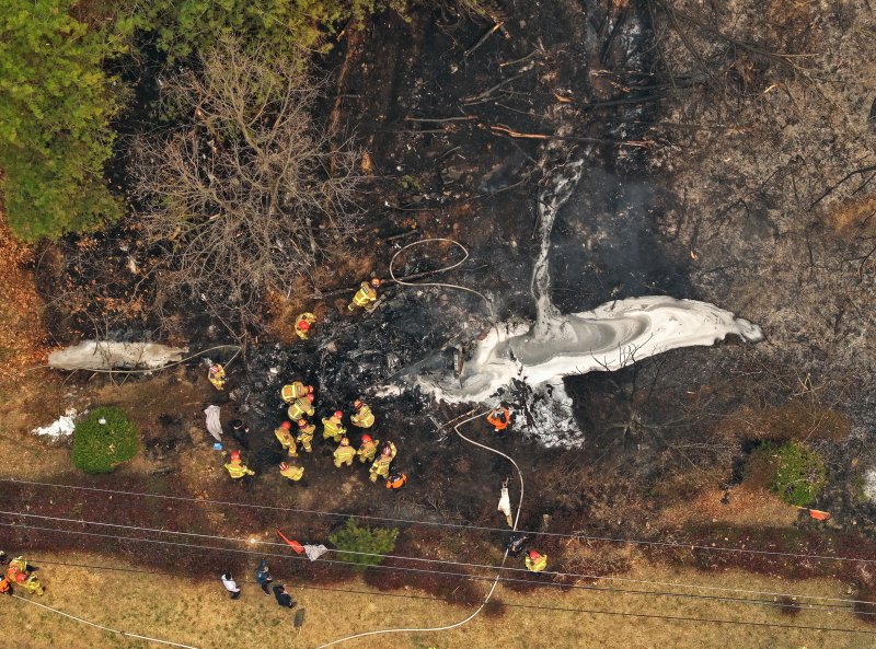 26일 오후 경북 의성군 신평면 교안리 야산에 산불 진화용 헬기가 추락해 소방당국이 사고 수습을 하고 있다. 헬기 조종사는 사고 현장에서 사망한 채 발견됐다. 연합뉴스