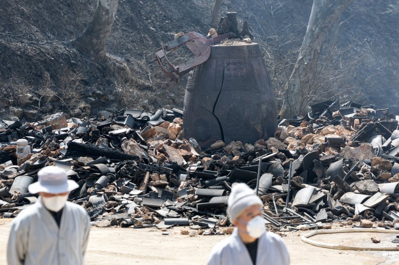 천년 고찰 마지막 숨결 지키기 위해 사투 벌인 경북 소방 11명[전국산불]