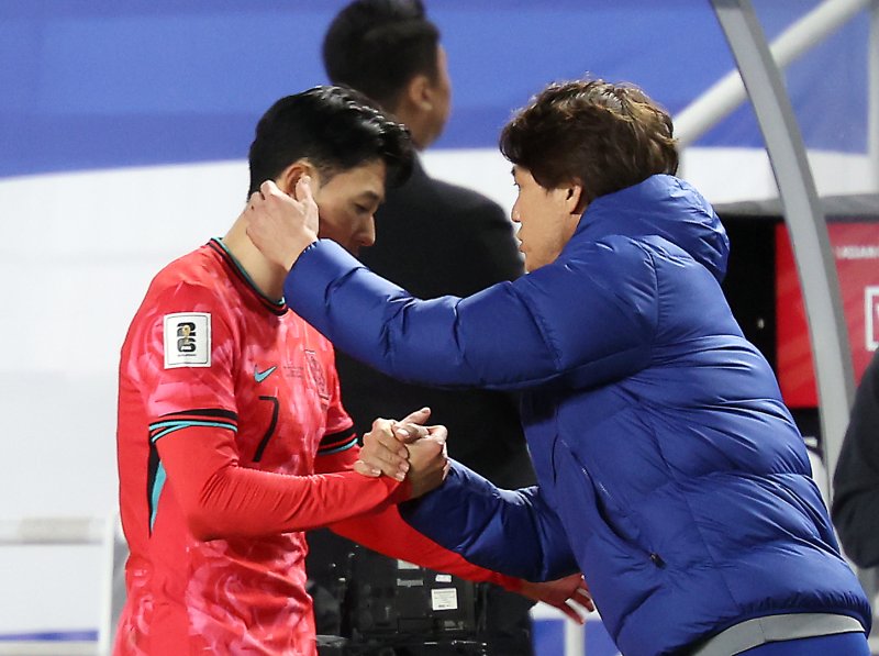 [수원=뉴시스] 김명년 기자 = 지난 25일 경기 수원시 수원월드컵경기장에서 열린 2026 국제축구연맹(FIFA) 북중미 월드컵 아시아 지역 3차 예선 B조 8차전 대한민국과 요르단의 경기, 교체아웃된 손흥민이 홍명보 감독과 인사를 하고 있다. 2025.03.25. kmn@newsis.com