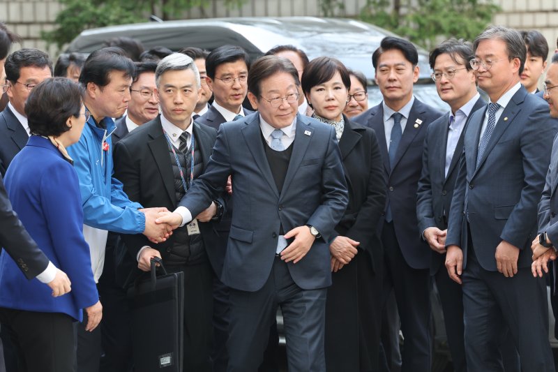더불어민주당 이재명 대표가 26일 서울중앙지법에서 열린 공직선거법 위반 사건 항소심 선고에 출석하며 의원들과 인사하고 있다. 2025.3.26/뉴스1 ⓒ News1 사진공동취재단